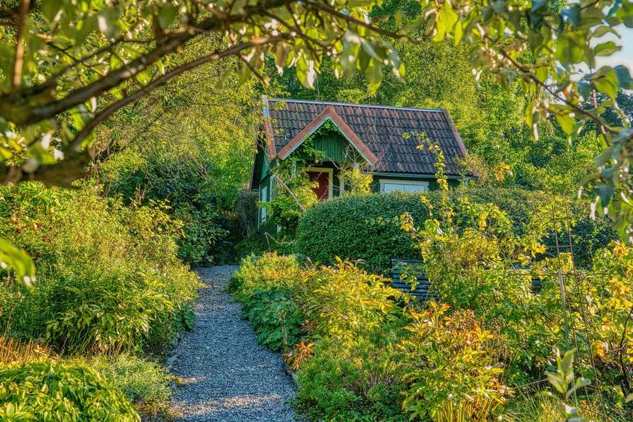 Kiesweg zu einem kleinen Haus im Garten